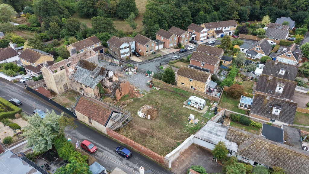 Lot: 198 - FORMER HISTORIC SITE FOR RESIDENTIAL DEVELOPMENT WITH PLANNING FOR SEVEN DWELLINGS - Further drone view of site